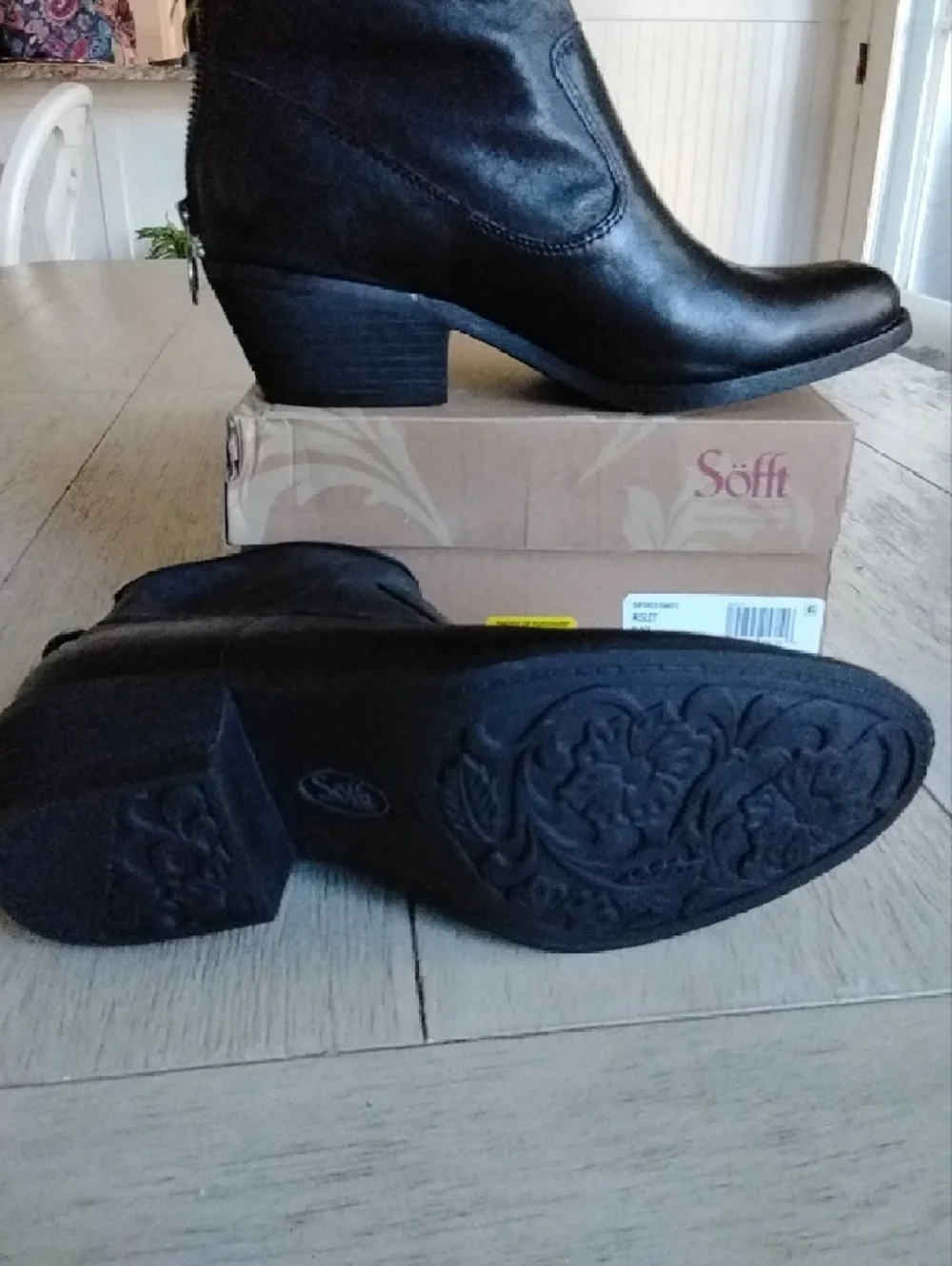 NWT Sofft Aisley Black Leather Ankle Booties with Back Zip, Size 9. - Picture 2 of 6